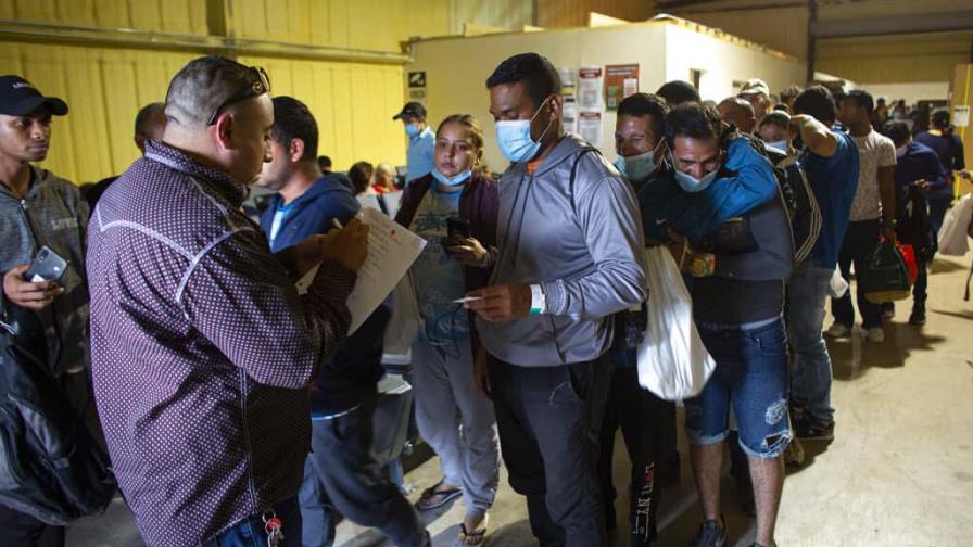 EEUU estudia tarjetas para migrantes en proceso de expulsión