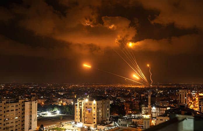 Milicias palestinas en Gaza lanzan cohetes a Israel en respuesta a bombardeos