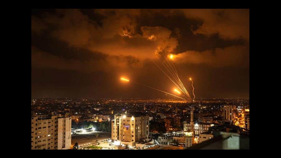 Milicias palestinas en Gaza lanzan cohetes a Israel en respuesta a bombardeos