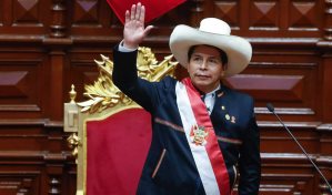 El presidente de Perú cambia a sus ministros de Defensa y Transportes