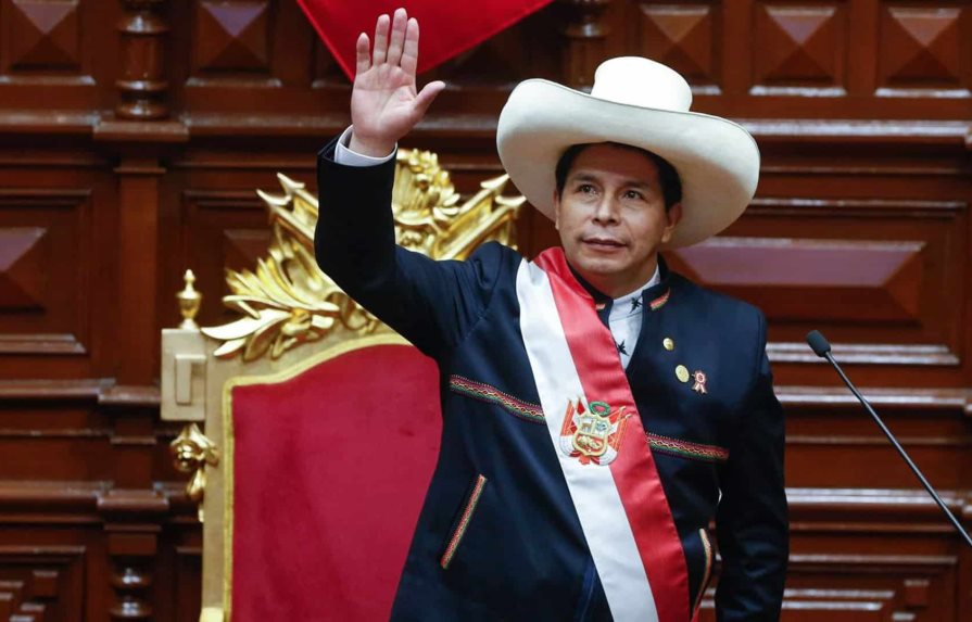 El presidente de Perú cambia a sus ministros de Defensa y Transportes