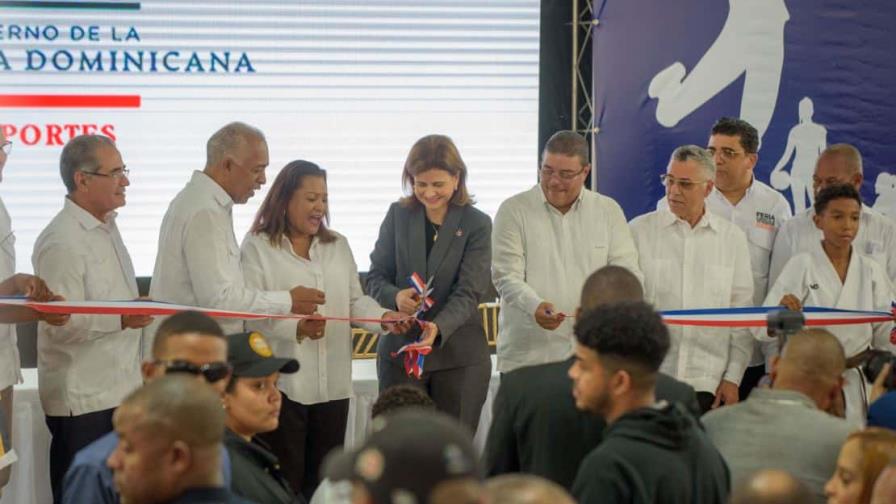 Gobierno entrega dos canchas techadas en Santo Domingo Este