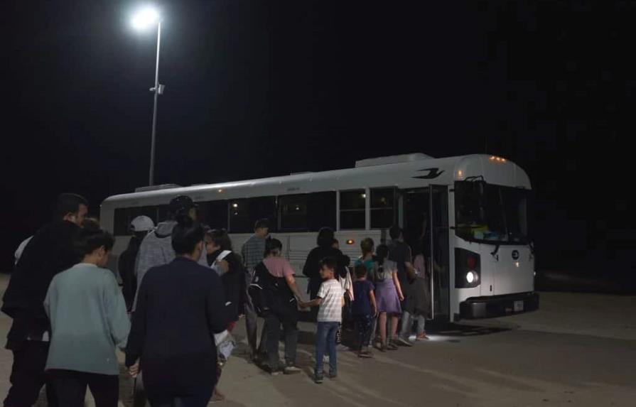 Texas inicia el envío a Nueva York de autobuses de migrantes indocumentados