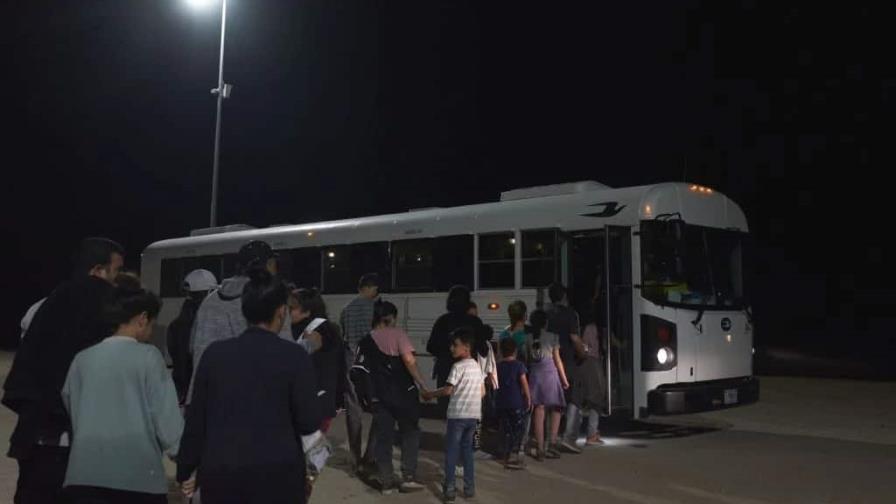 Texas inicia el envío a Nueva York de autobuses de migrantes indocumentados