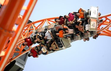 Una decena de personas atrapadas en posición vertical en un parque atracciones en Madrid