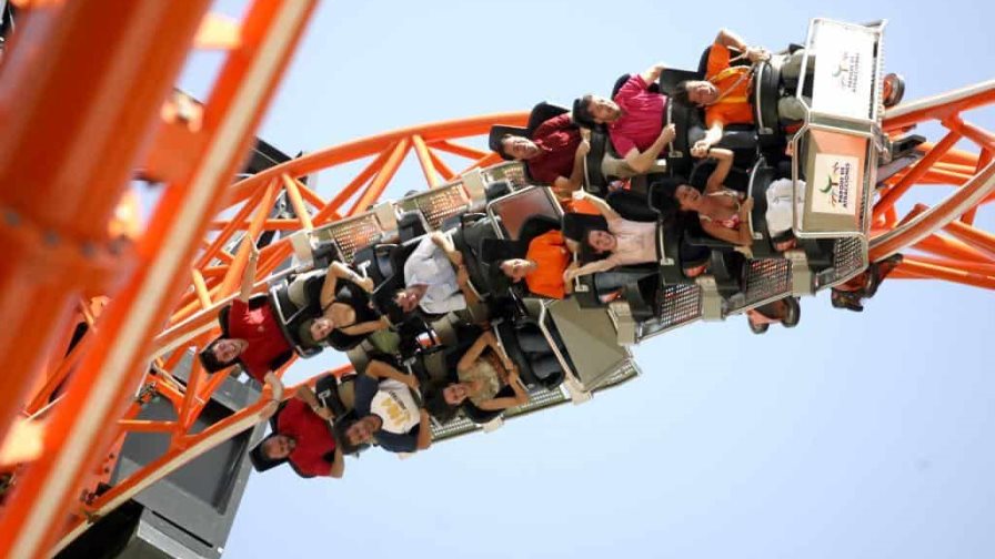 Una decena de personas atrapadas en posición vertical en un parque atracciones en Madrid