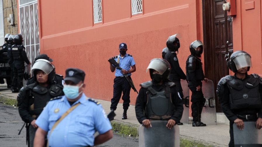 Policía mantiene sitiado a obispo crítico del gobierno de Nicaragua