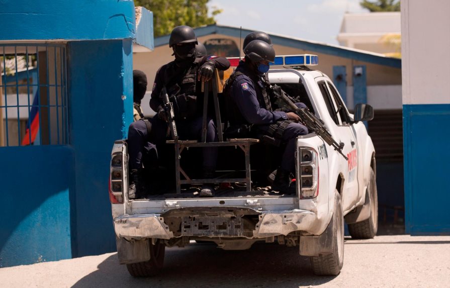 Policía de Haití mata a 9 integrantes de bandas armadas y hiere a otros 13