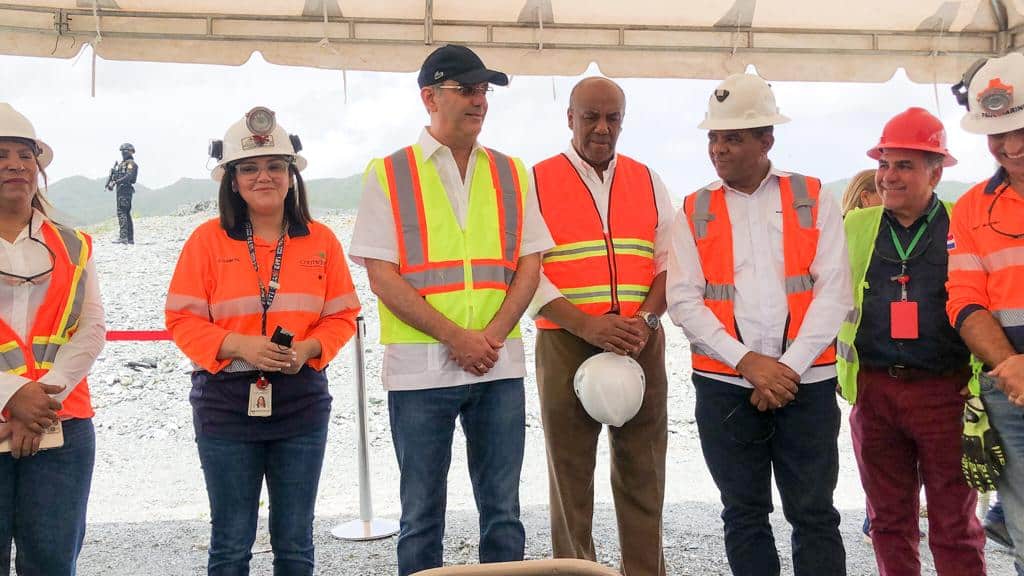 El presidente Luis Abinader visitó esta mañana la mina Cerro Maimón, para seguir de cerca el operativo de rescate de los dos mineros que permanecen atrapados en ese yacimiento desde el pasado domingo.