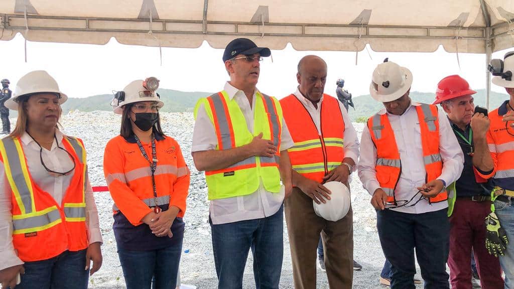 El presidente Luis Abinader visitó esta mañana la mina Cerro Maimón, para seguir de cerca el operativo de rescate de los dos mineros que permanecen atrapados en ese yacimiento desde el pasado domingo.