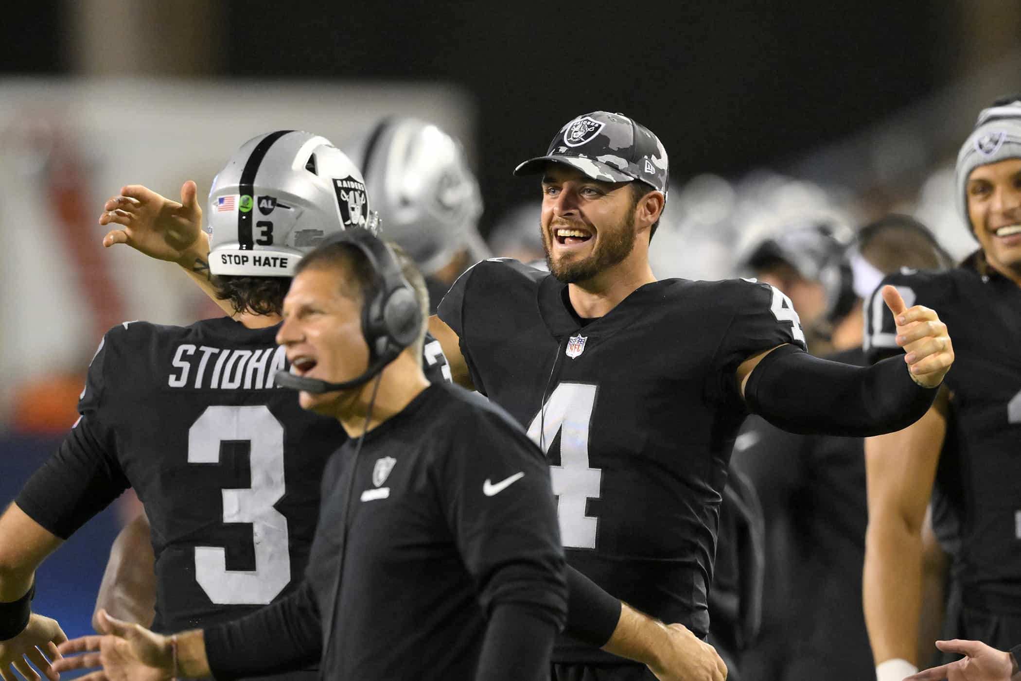 El mariscal de campo de los Raiders de Las Vegas, Derek Carr (4), celebra con el mariscal de campo Jarrett Stidham (3), quien corrió para un touchdown durante la primera mitad del Juego del Salón de la Fama de exhibición de fútbol americano de la NFL del equipo contra los Jaguares de Jacksonville, el jueves 4 de agosto de 2022. en Cantón, Ohio.
