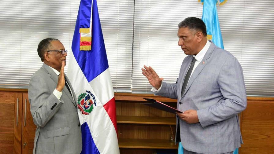 Juramentan a Venancio Alcántara, nuevo director de Migración