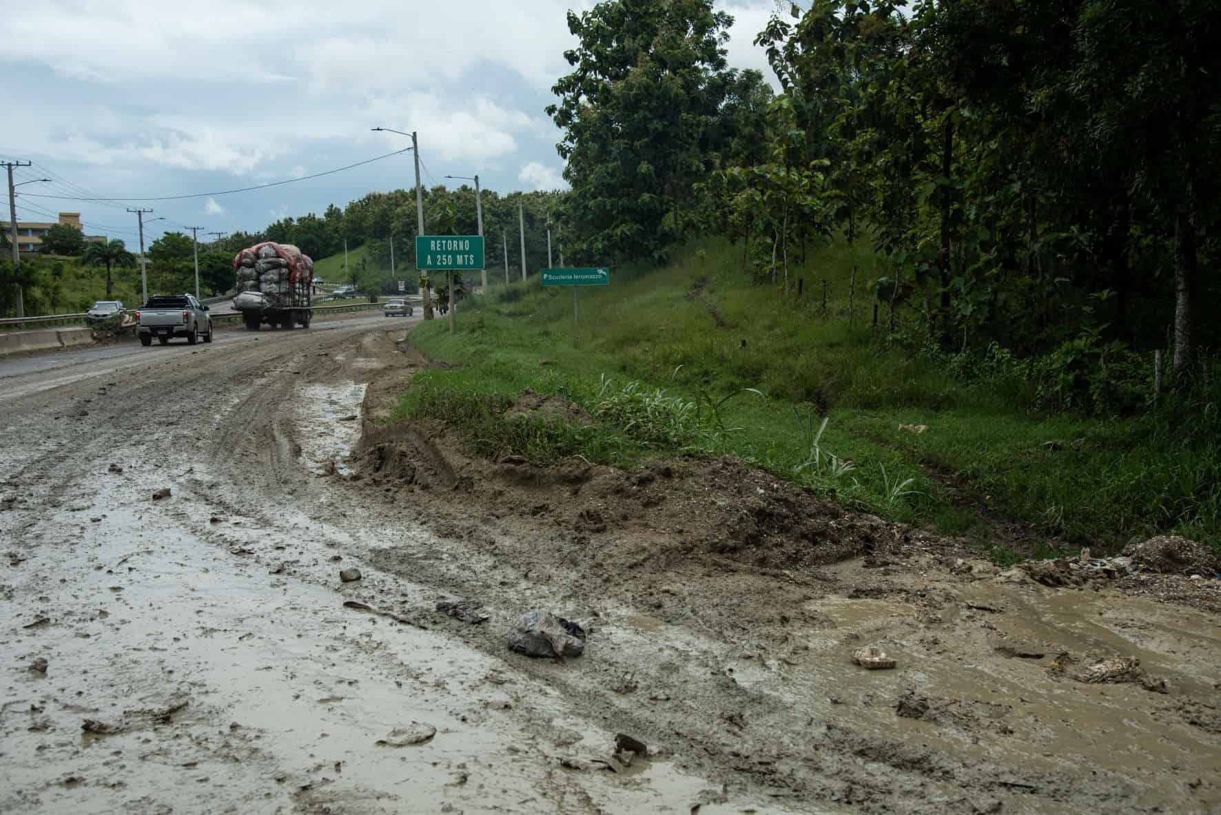 Ya la carretera que conduce al aeropuerto el Higuero es afctada pro la entra y salida de camiones  