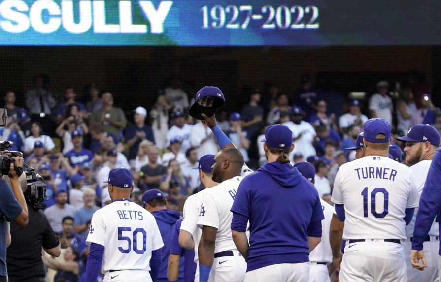 Dodgers rinden homenaje póstumo al fallecido narrador Vin Scully