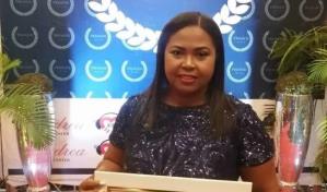 Premios La Flor reconoce a Raquel Amparo por sus 25 años en la música.