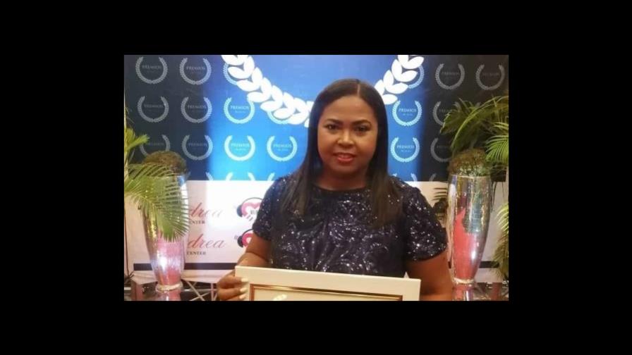 Premios La Flor reconoce a Raquel Amparo por sus 25 años en la música.