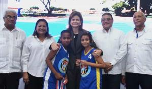 Entregan polideportivos en Invivienda y Los Mina