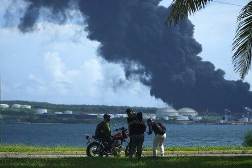Incendio de tanques de crudo aun sin control en Cuba, que recibe asistencia internacional