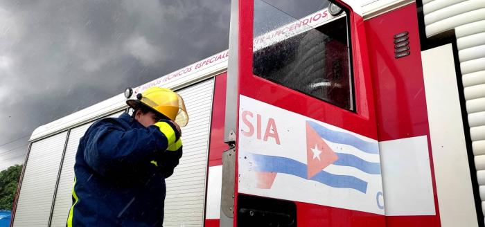 Bomberos intentan extinguir el fuego tras la explosión en Matanza, Cuba.