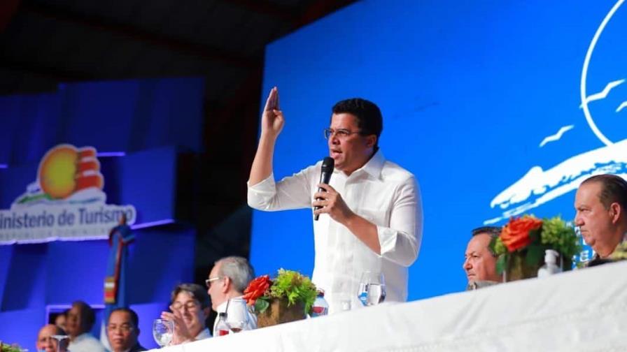 Gobierno presenta plan de ordenamiento a vendedores informales de 25 playas del país