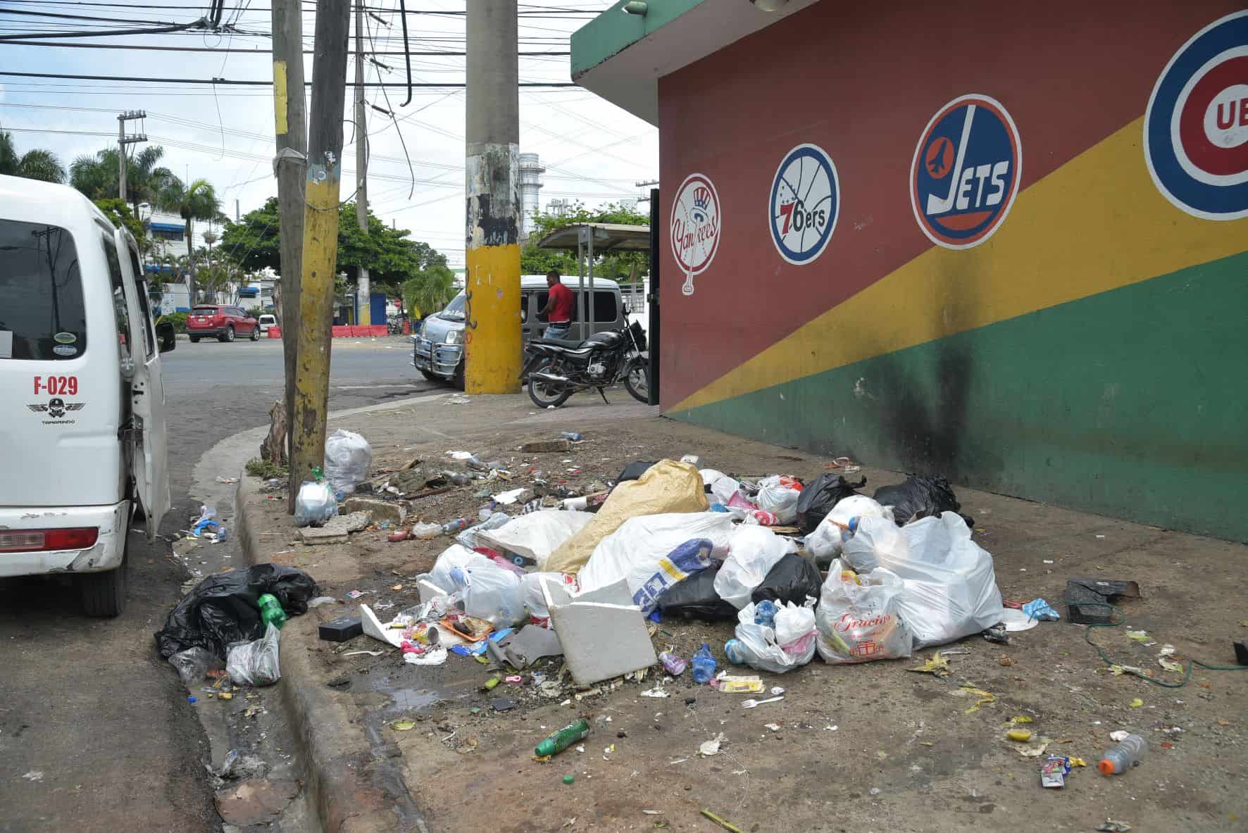 Aunque en menor proporción que en toros día, basura próximo a la Sabana Larga, Los Mina, Santo Domingo Este.