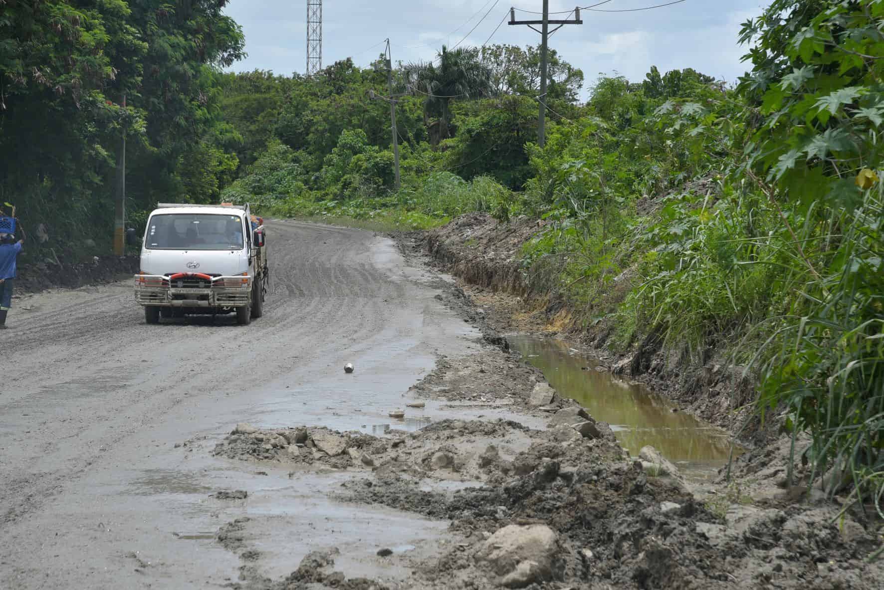Con esta zanja se busca canalizar las aguas de lluvias para evitar charco en el lugar.