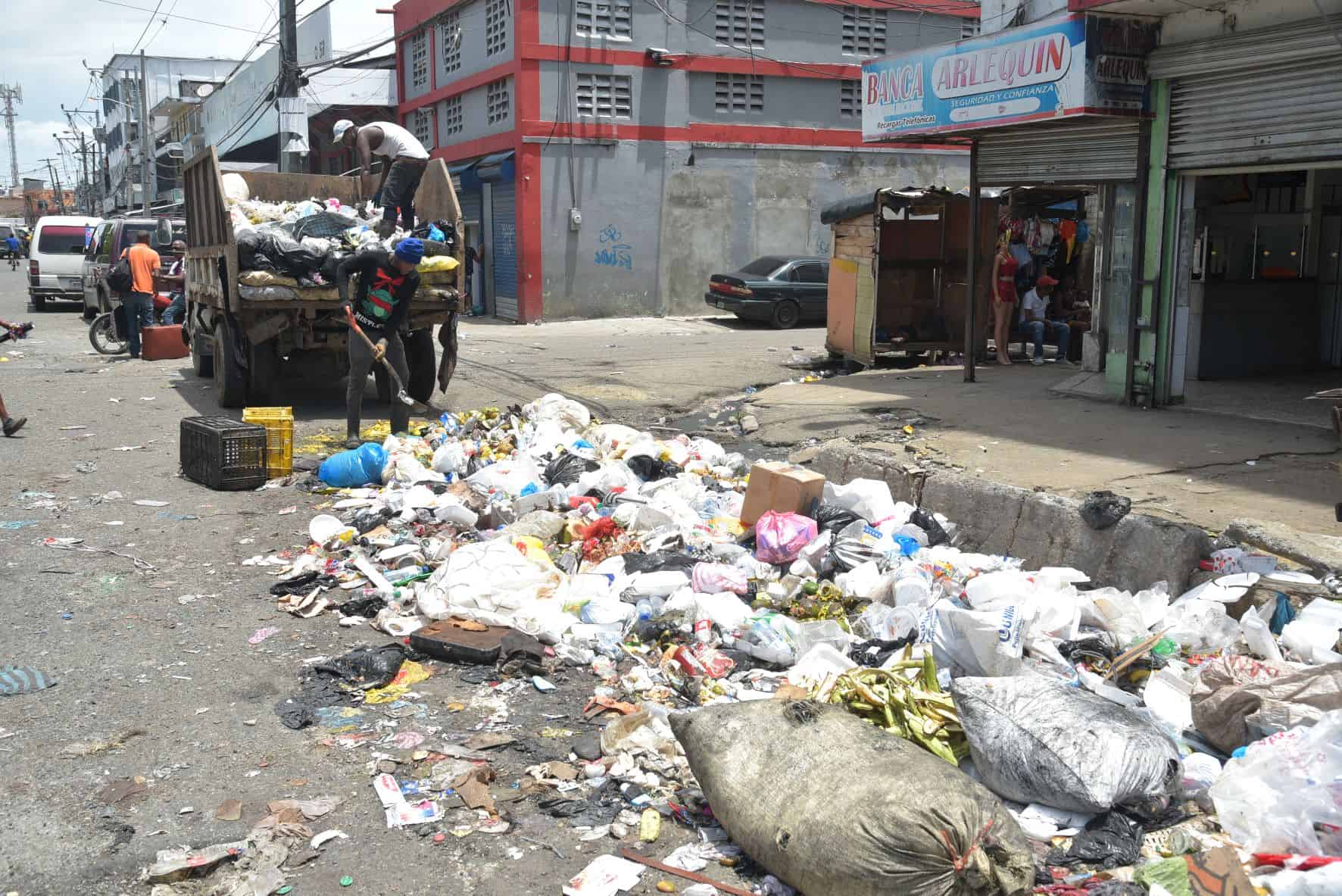 Camiones de las fundaciones recogen residuos en la avenida Duarte.