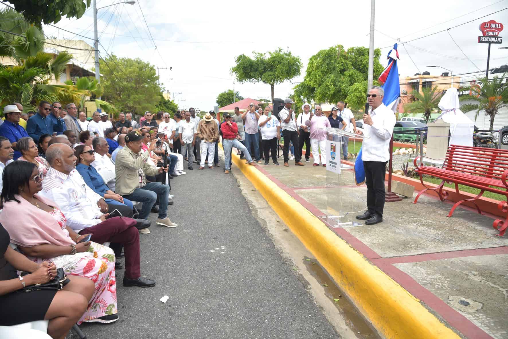 Manuel Jiménez habla a los presente