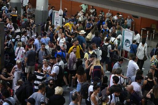 España: Roban cableado de línea de tren; suspenden servicio