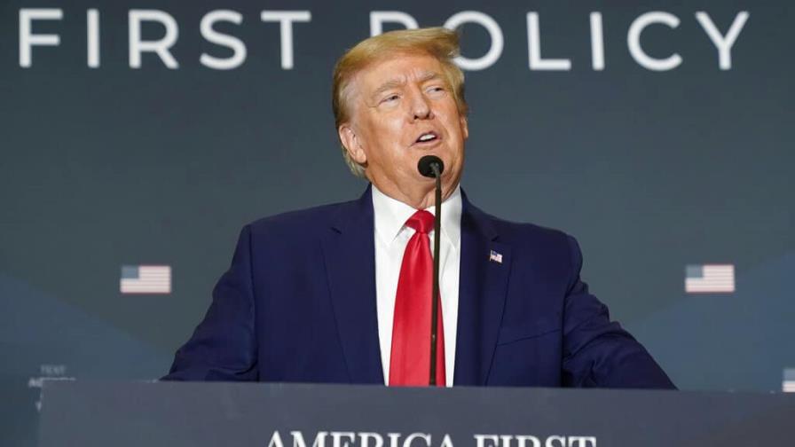 Trump dice que el FBI allanó su finca Mar-a-Lago