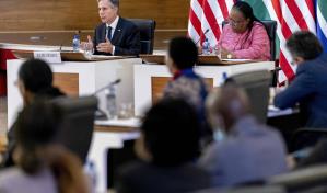 Blinken inicia gira por África con homenaje al movimiento anti-apartheid en Soweto
