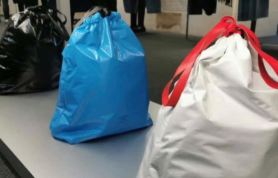 Balenciaga vende un bolso de basura por 1,790 dólares