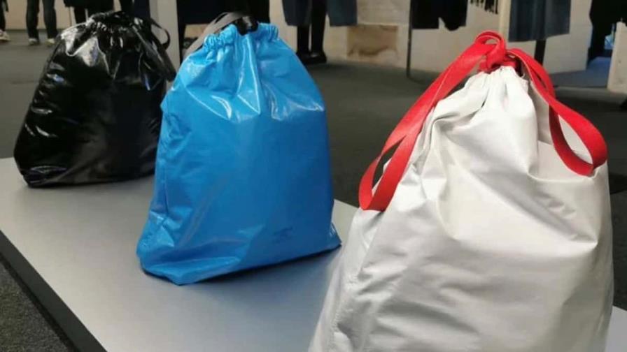 Balenciaga vende un bolso de basura por 1,790 dólares