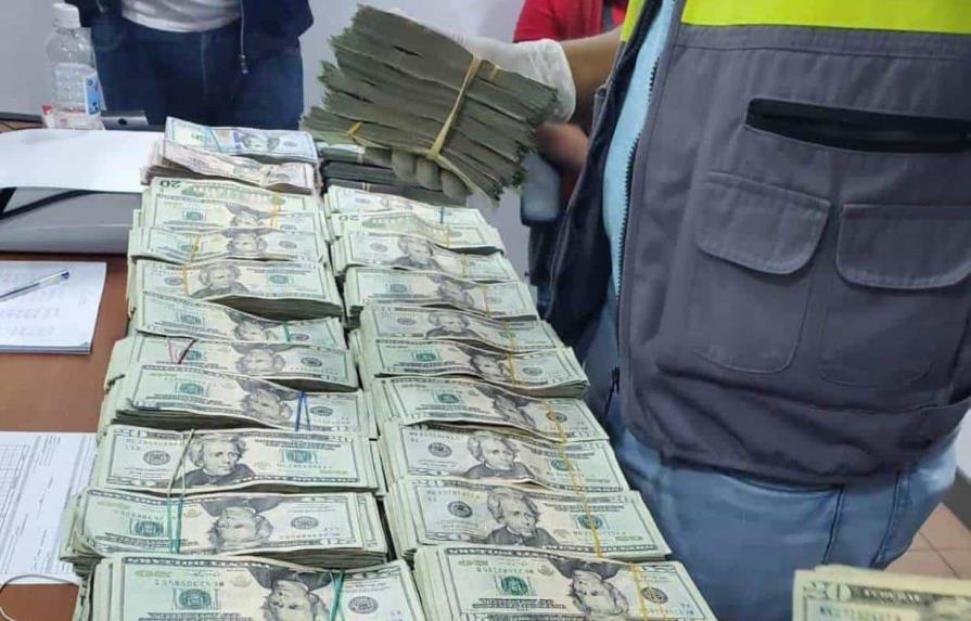 Decomisan en aeropuerto de Puerto Plata US$879,020 procedentes de las islas Bahamas