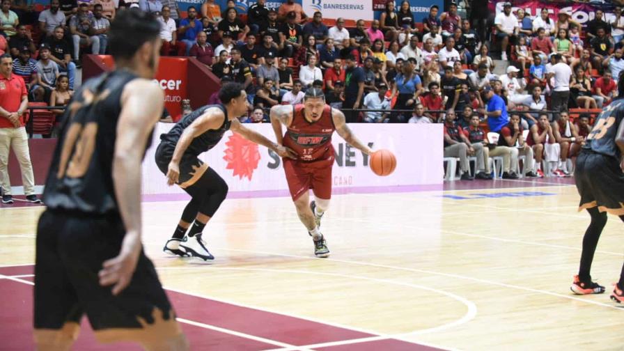 Los Indios aplastan a los Leones y se colocan a una victoria del título