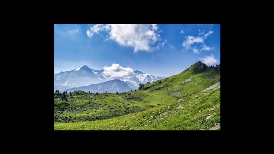 Hallan los restos de un avión estrellado hace 54 años en los Alpes suizos Hallan los restos de un avión estrellado hace 54 años en los Alpes suizos