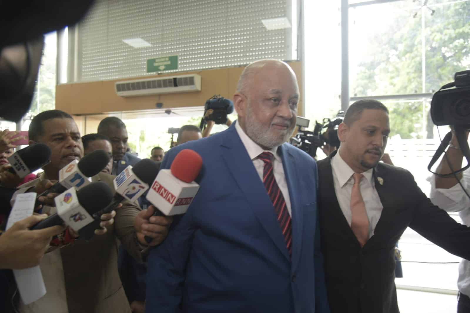 Roberto Fulcar fue acompañado por varios diputados a la Cámara de Cuentas.