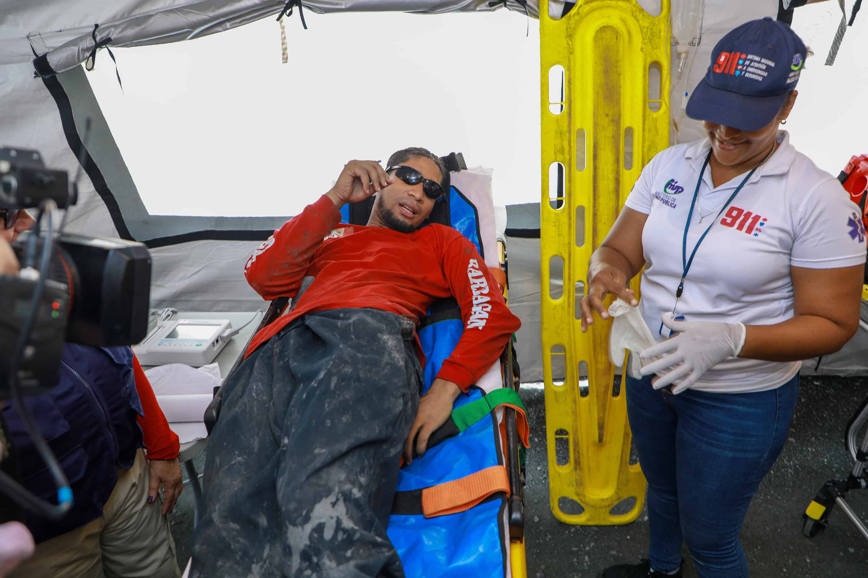 El minero Gregores Alexander Méndez Torres recibe atención médica primaria tras ser rescatado 10 días después de quedar atrapado en una mina del Cerro de Maimón