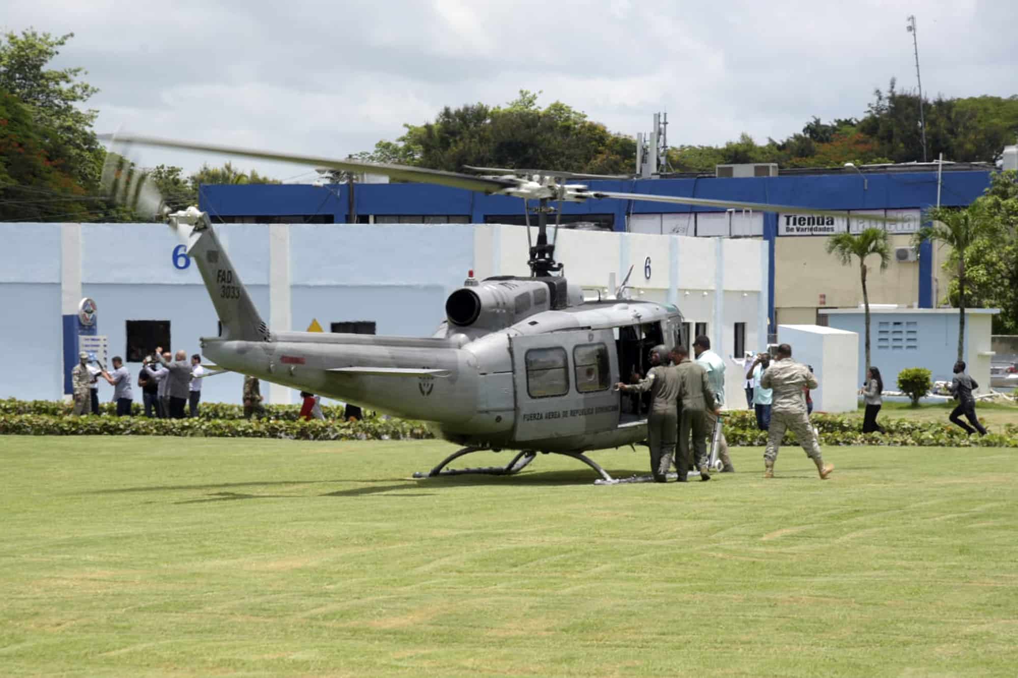 Un helicóptero de la Fuerza Aérea de la República Dominicana trasladó a los mineros al Hospital Ramón de Lara en Santo Domingo Este