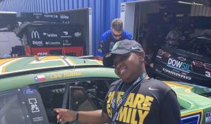 Estudiante de la escuela LeBron James recibe acceso VIP de NASCAR