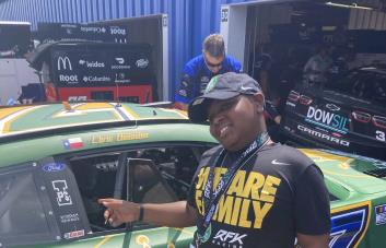 Estudiante de la escuela LeBron James recibe acceso VIP de NASCAR