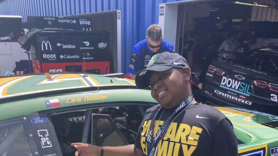 Estudiante de la escuela LeBron James recibe acceso VIP de NASCAR Estudiante de la escuela LeBron James recibe acceso VIP de NASCAR