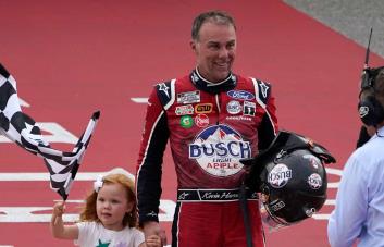 La victoria de Harvick complica los puestos de playoffs de NASCAR 