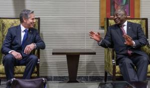 Blinken se reúne con presidente sudafricano y va a Congo