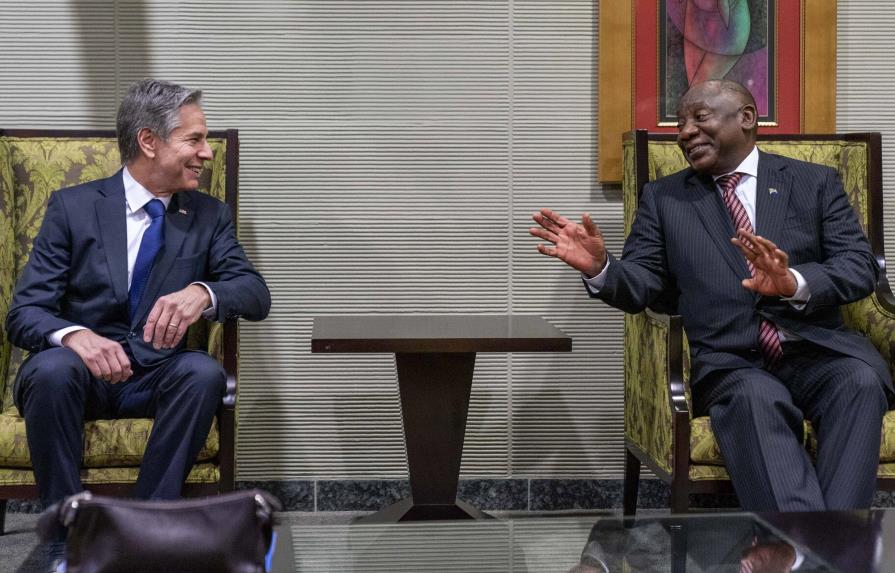 Blinken se reúne con presidente sudafricano y va a Congo