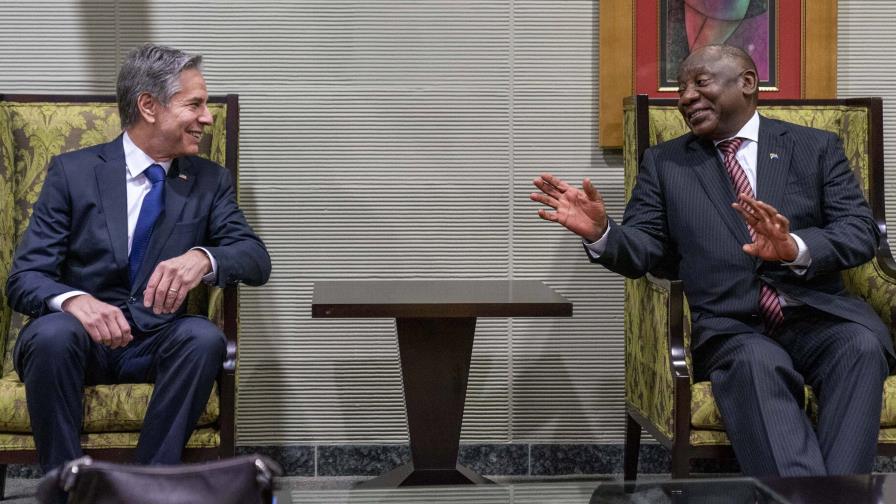 Blinken se reúne con presidente sudafricano y va a Congo