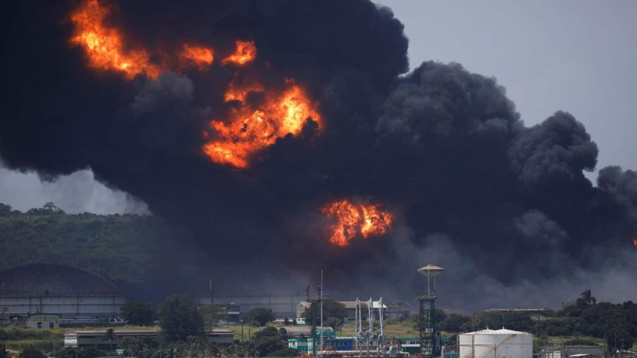 El fuego del gran incendio industrial en Cuba comienza a ceder tras 4 días