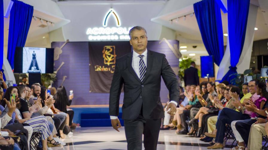 El diseñador Robert Flores presenta colección “History”