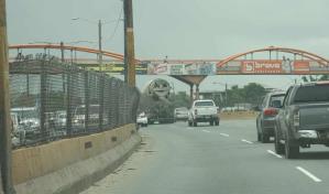 Mallas colgadas en la Autopista Duarte son un peligro para conductores