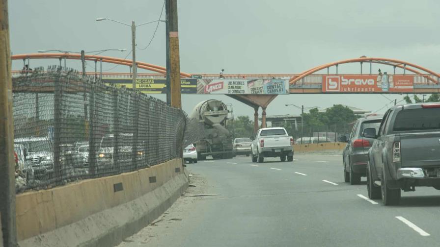 Mallas colgadas en la Autopista Duarte son un peligro para conductores
